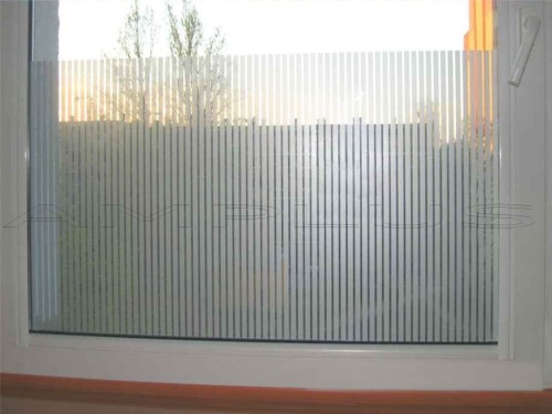 okno z folią w paski