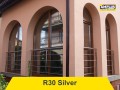 r30 silver folia zamontowana na oknach w budynku