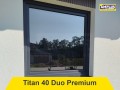 Okno z zamontowaną folią przeciwsłoneczną titan 40 duo premium lite solar