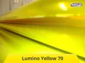Żółta naklejka na okno