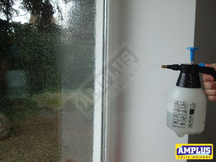 Misting the glass before applying a free window film fragment