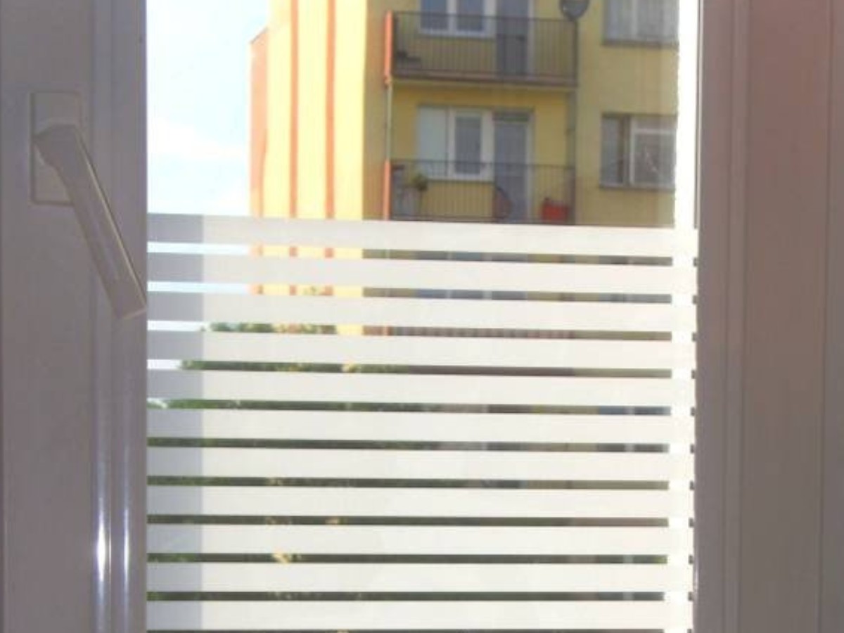 Folia okienna w pasy zapewniająca prywatność w mieszkaniu zamiast tradycyjnych firanek