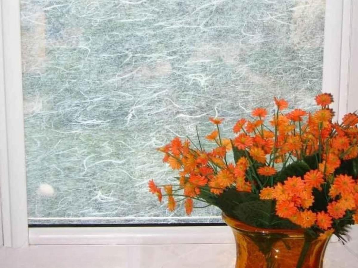 Folia okienna imitująca szron na szybie zapewniająca prywatność i przepuszczająca światło