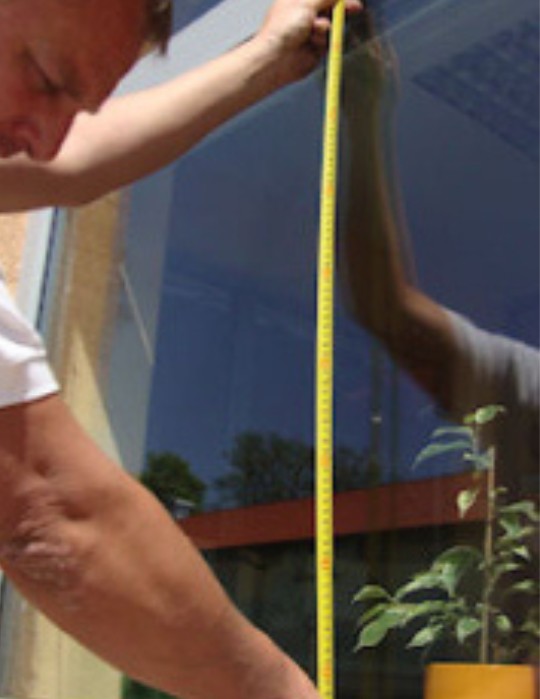 Mierzenie szyby przed montażem folii okiennej – instrukcja krok po kroku