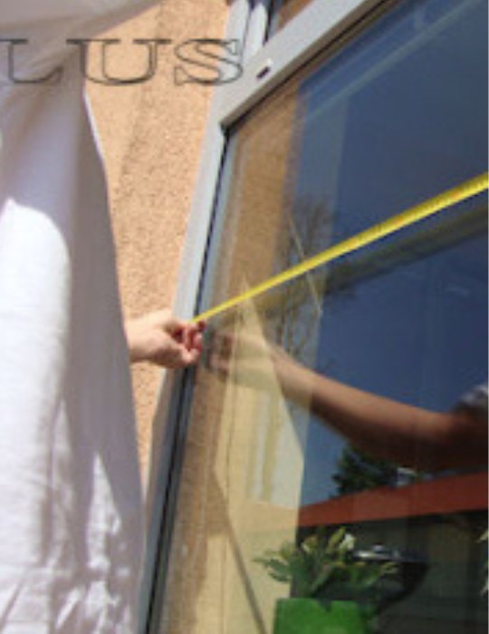 Dokładny pomiar szyby pod folię okienną przed przycięciem folii