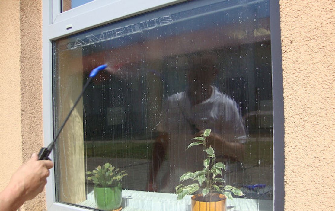 Spryskiwanie szyby roztworem montażowym do folii okiennej