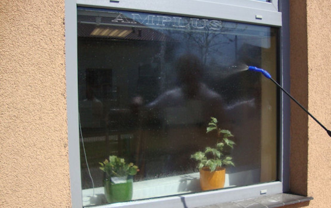 Ponowne zraszanie szyby spryskiwaczem przed montażem folii