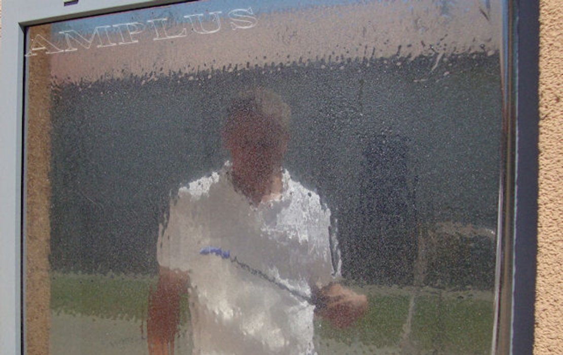 Zraszanie folii okiennej na szybie podczas montażu