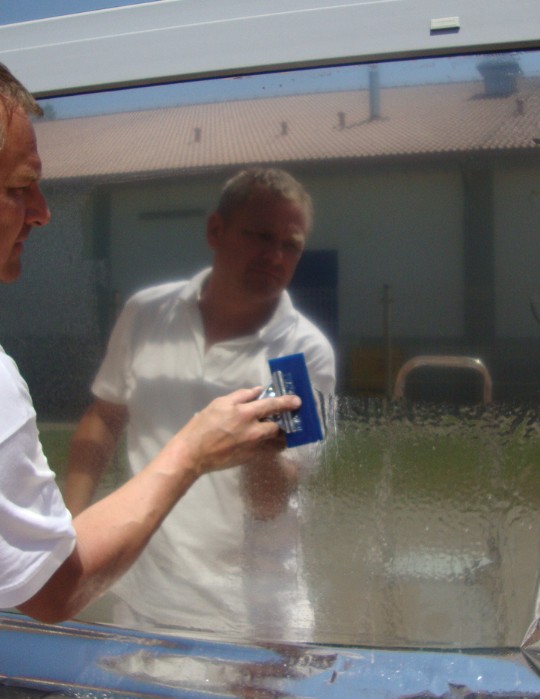 Usuwanie resztek wody i pęcherzy spod folii okiennej