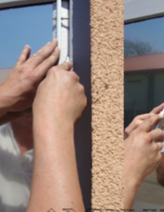 Przycięcie folii okiennej przy krawędzi szyby nożykiem