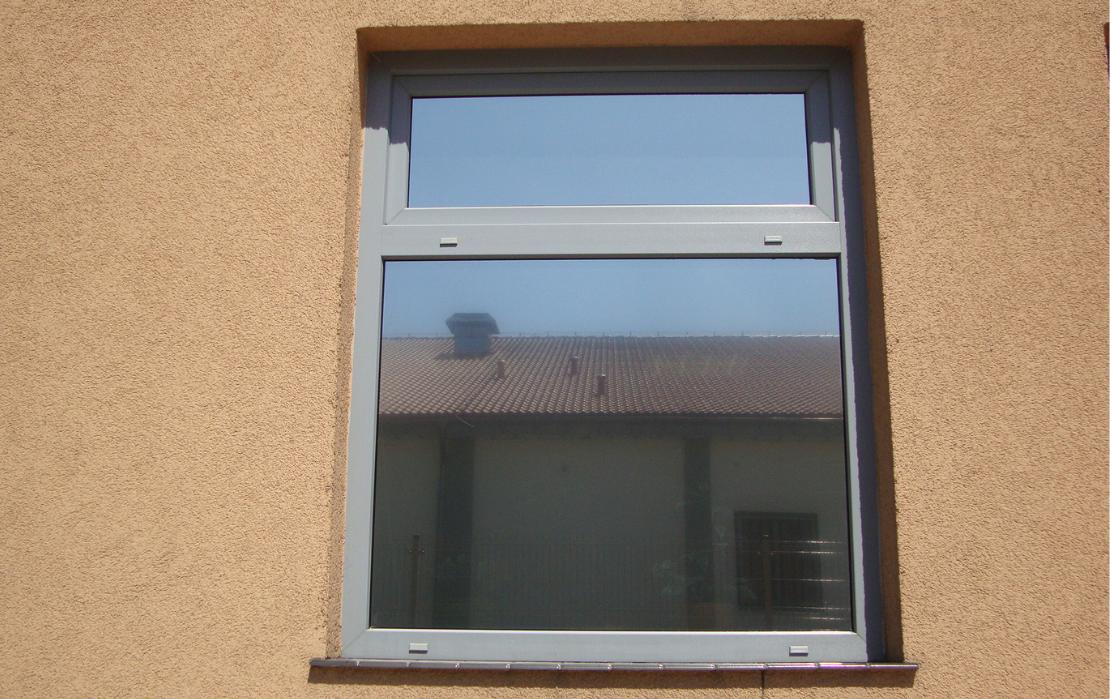 Końcowy efekt montażu – okno z zamontowaną folią okienną