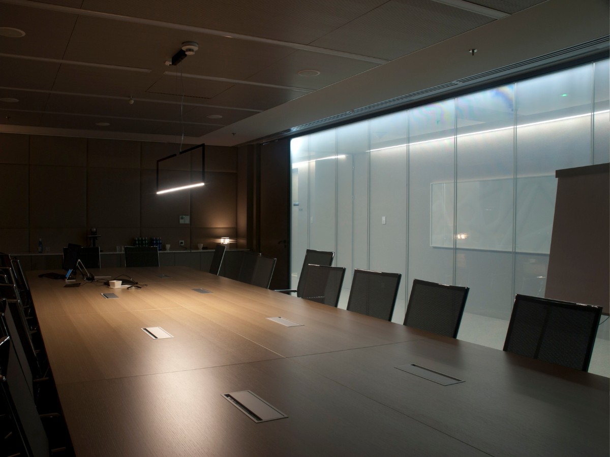 nowoczesne biuro z folią LCD w stanie przezroczystym – smart glass na przeszklonych ścianach