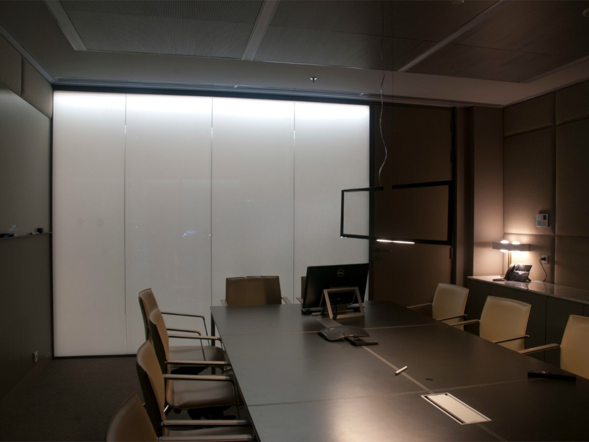 biuro marzeń w stylu nowoczesnym z dużymi przeszkleniami i folią smart glass