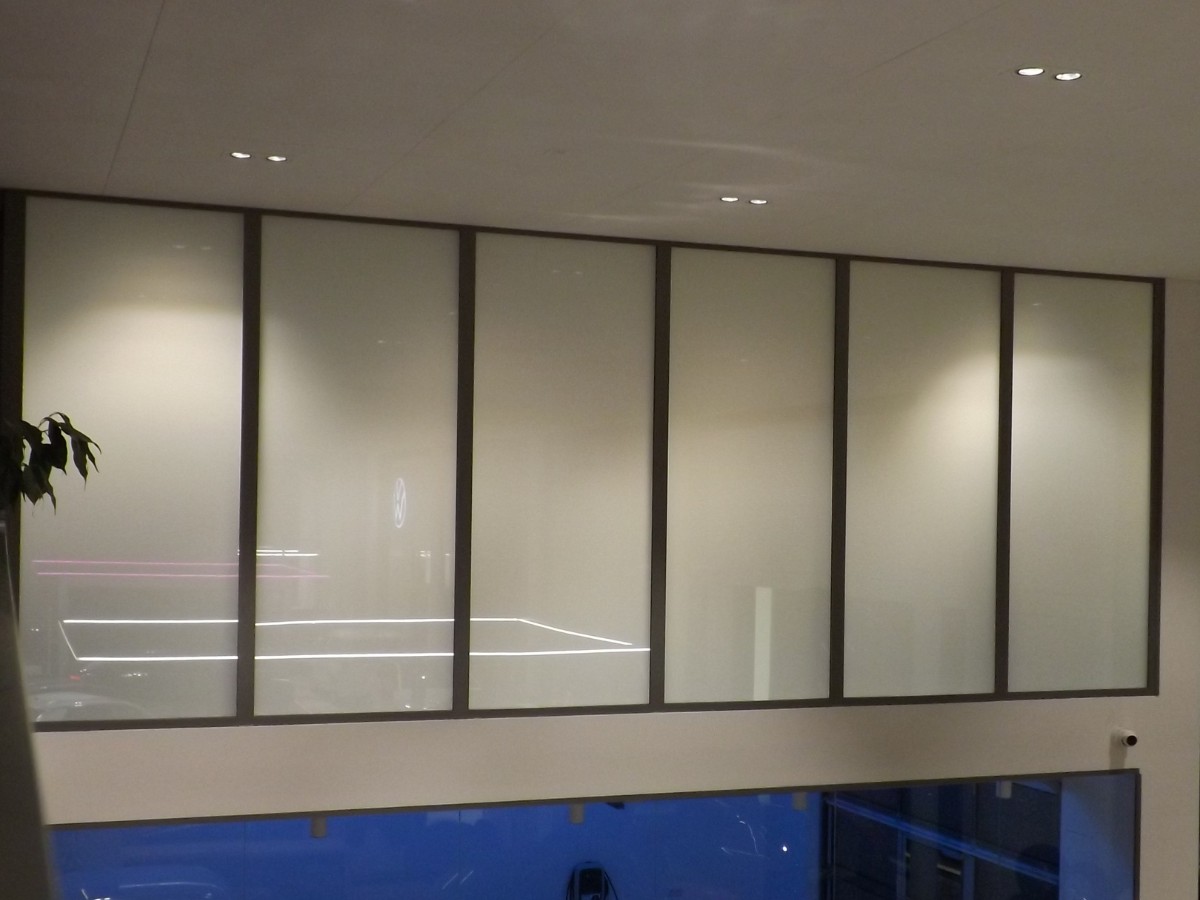 matowa inteligentna folia smart glass w sali konferencyjnej nowoczesnego biura