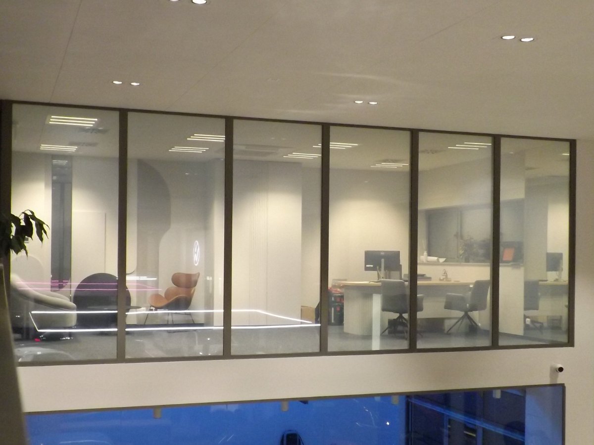 przezroczysta folia smart glass w open space – nowoczesna aranżacja przeszklonego biura