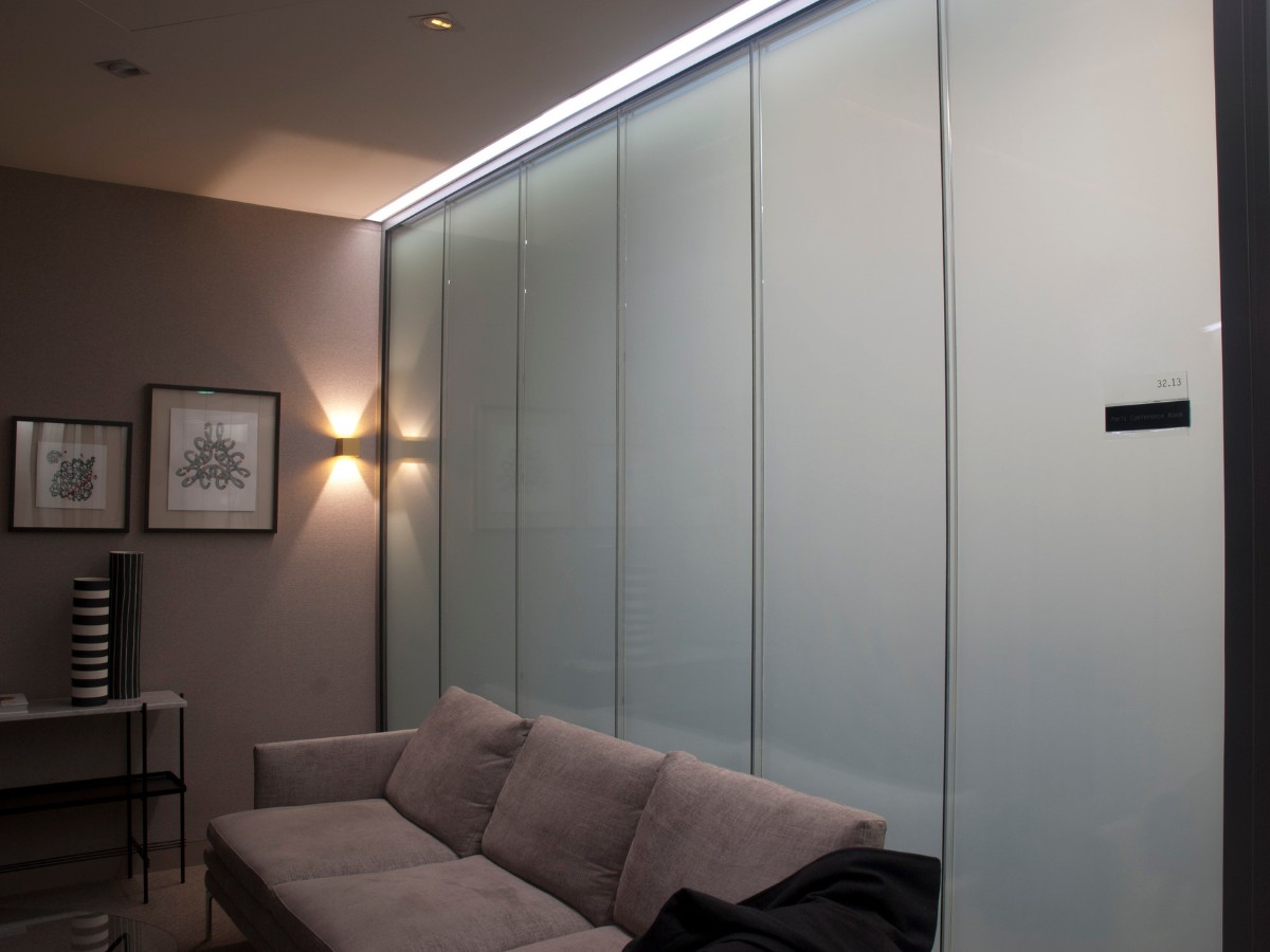 unikatowy korytarz w pracy z przeszkleniami i folią smart glass w nowoczesnym biurze