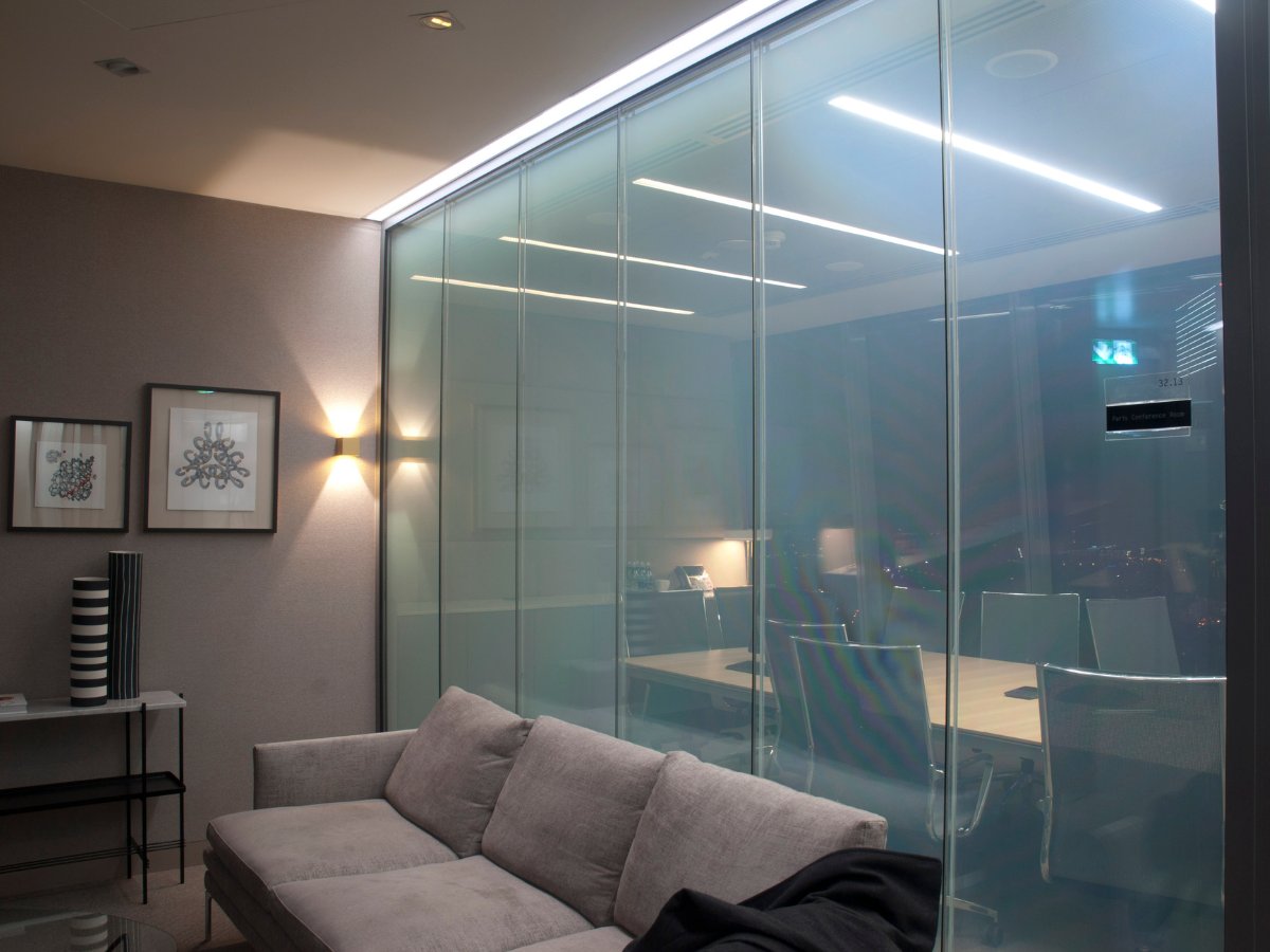 aranżacja nowoczesnego biura z folią smart glass na przeszklonych ścianach – inspiracja do projektu biura