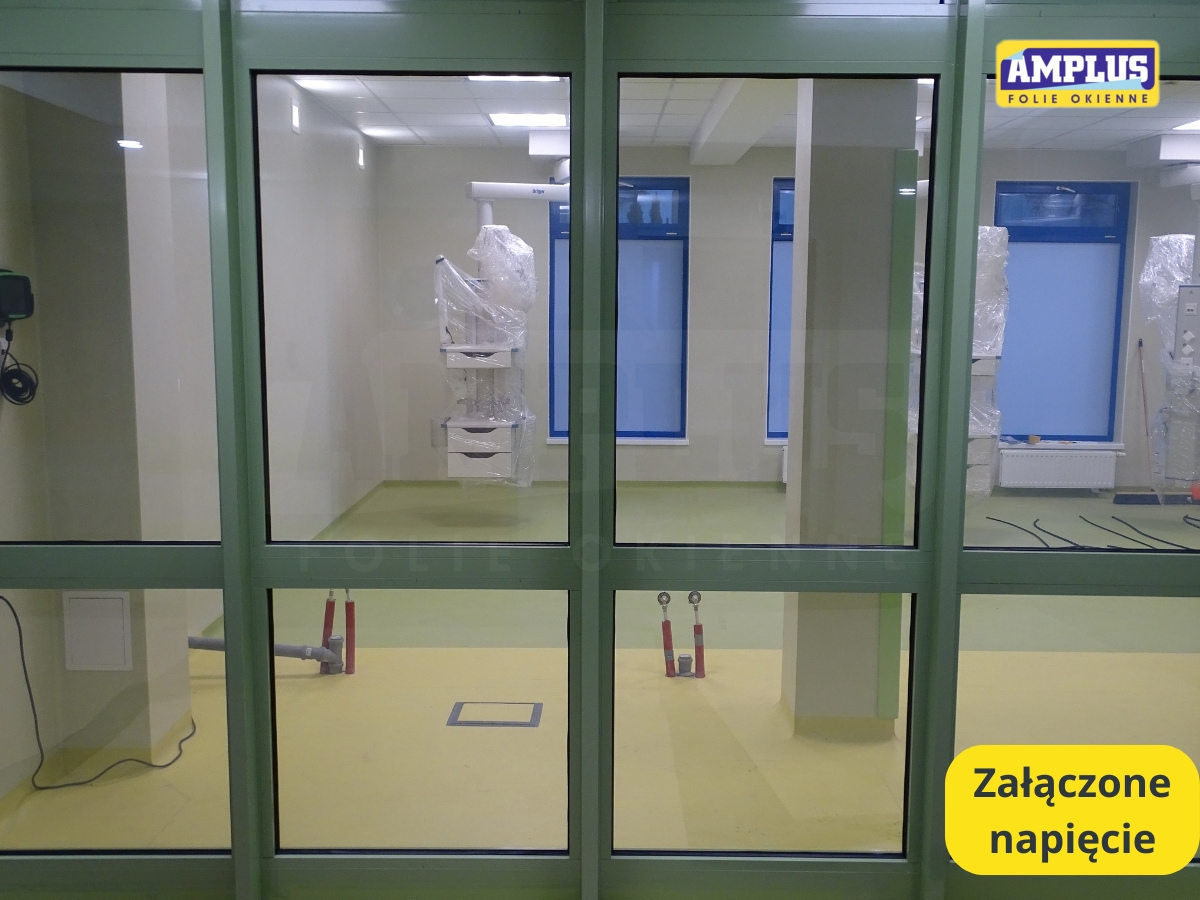 Folia LCD w stanie przezroczystym umożliwiająca widok przez szybę