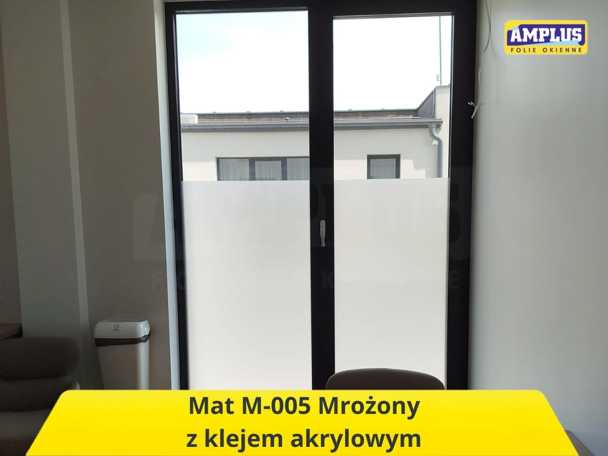 folia mrożona Mat M-005 na szybie okiennej zwiększająca prywatność w biurze