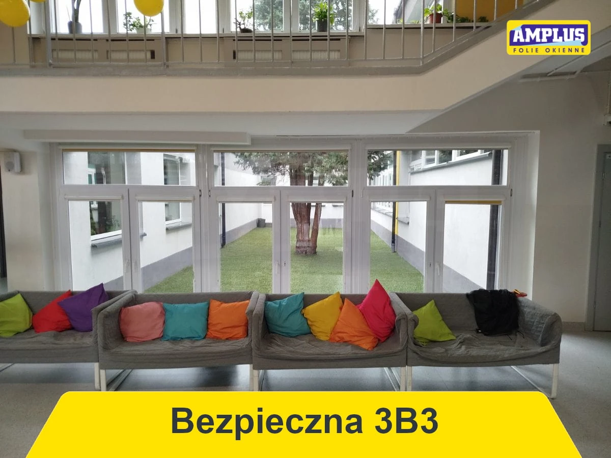 Folia bezpieczna 3B3 na szybach, praktyczne zabezpieczenie szyb w nowoczesnej przestrzeni pracy