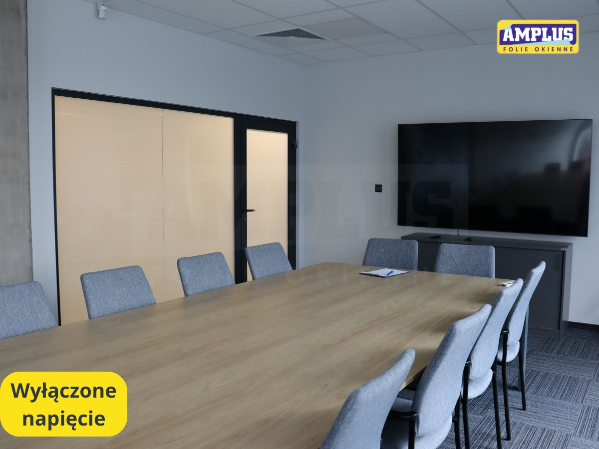 Folia LCD matowa na szybie biurowej - efekt prywatności, smart glass wyłączony