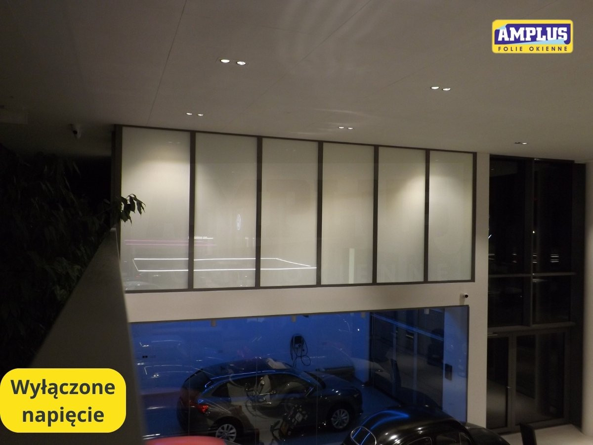 Inteligentna folia okienna matowa - wyłączone napięcie, efekt prywatności w biurze