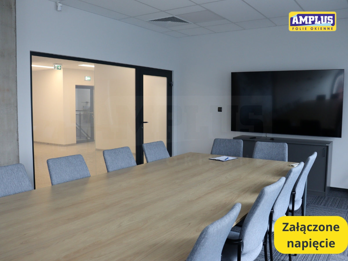 Folia LCD przezroczysta na szybie - smart glass włączony, widoczność wnętrza biura