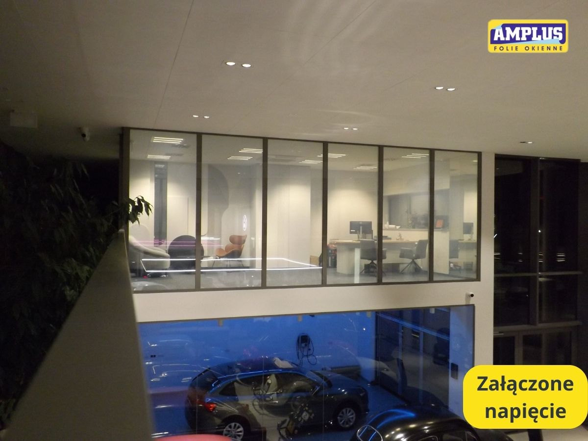 Inteligentna folia okienna przezroczysta - włączone napięcie, widok na biuro