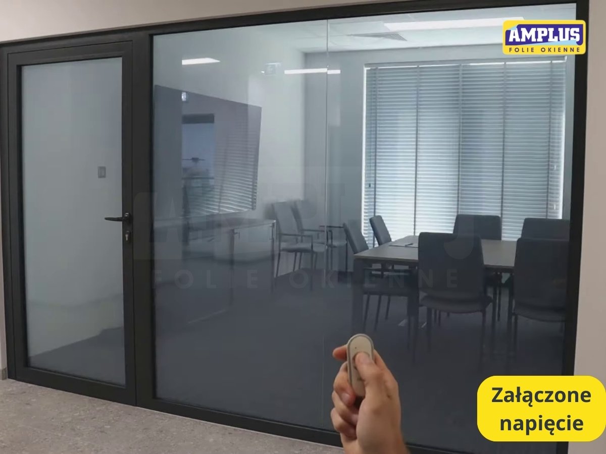 Nowoczesne biuro z folia lcd sterowana pilotem amplus stan przezroczysty