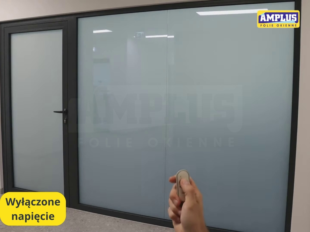 Nowoczesne biuro z folia lcd sterowana pilotem amplus