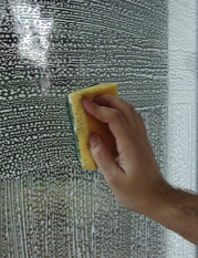 Removing excess water from the cleaned glass