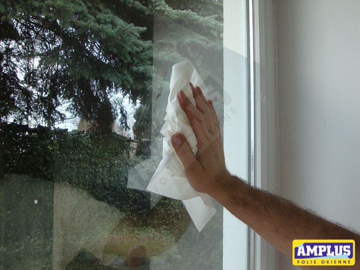 Drying the installed window film fragment after application